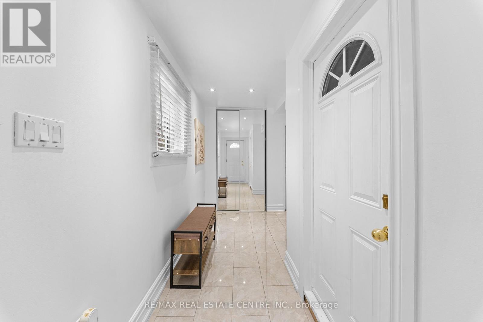 22 Glen Echo Court, Brampton, Ontario  L6S 5T9 - Photo 7 - W13136050