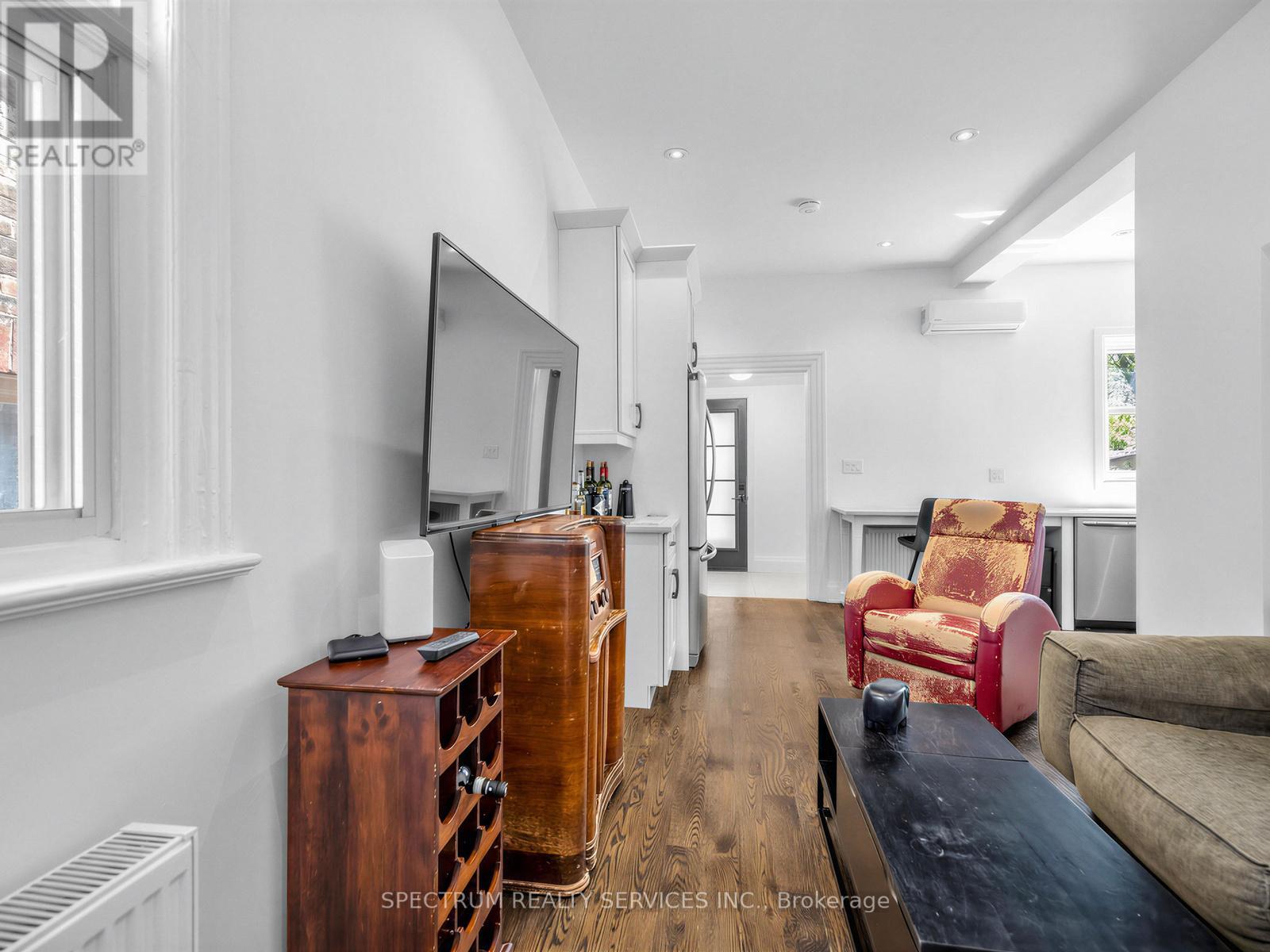 29 Raglan Avenue, Toronto, Ontario  M6C 2K7 - Photo 6 - C13136356