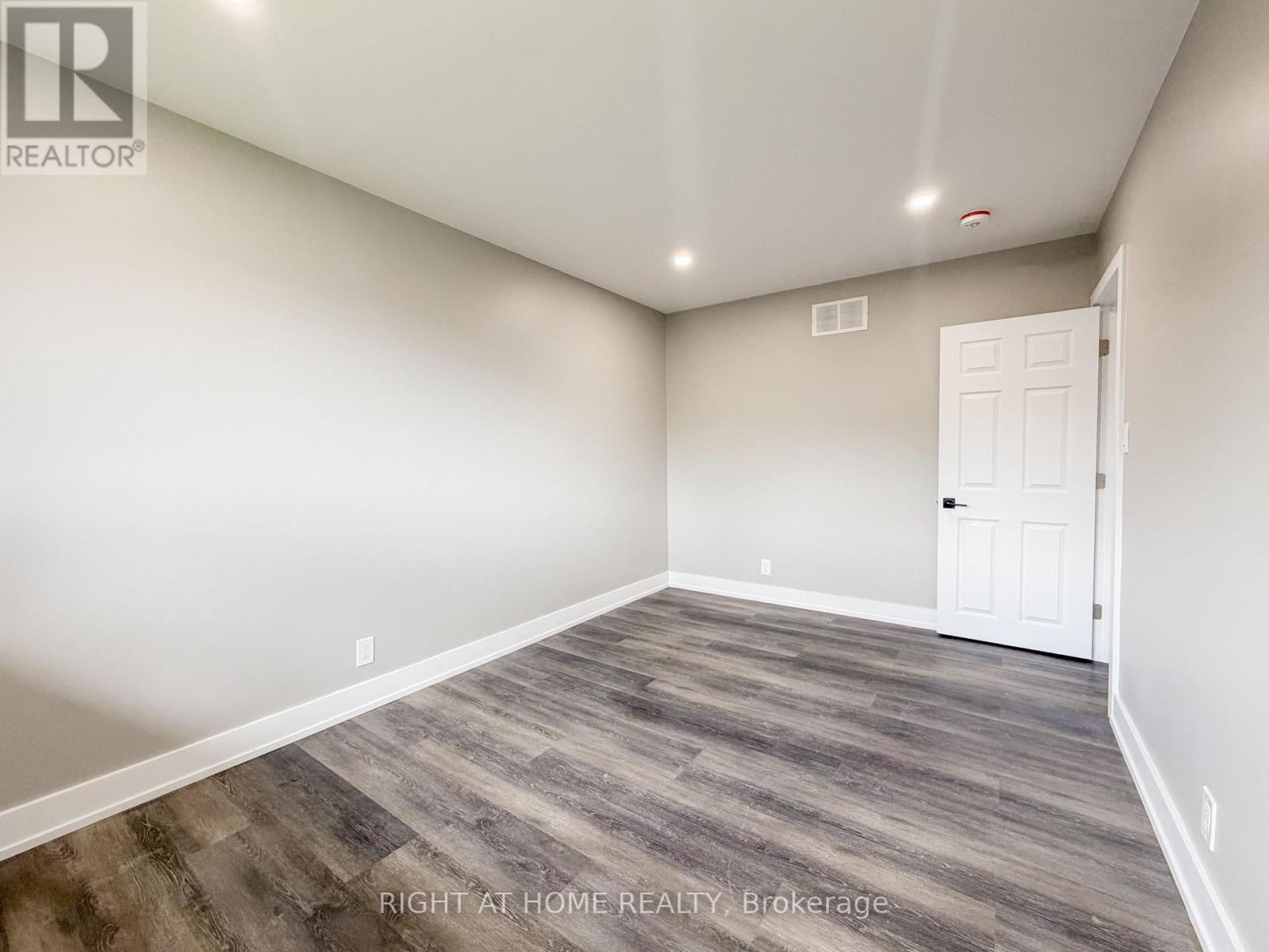 Upper - 298 Dover Street, Oshawa, Ontario  L1G 6G6 - Photo 13 - E13136436