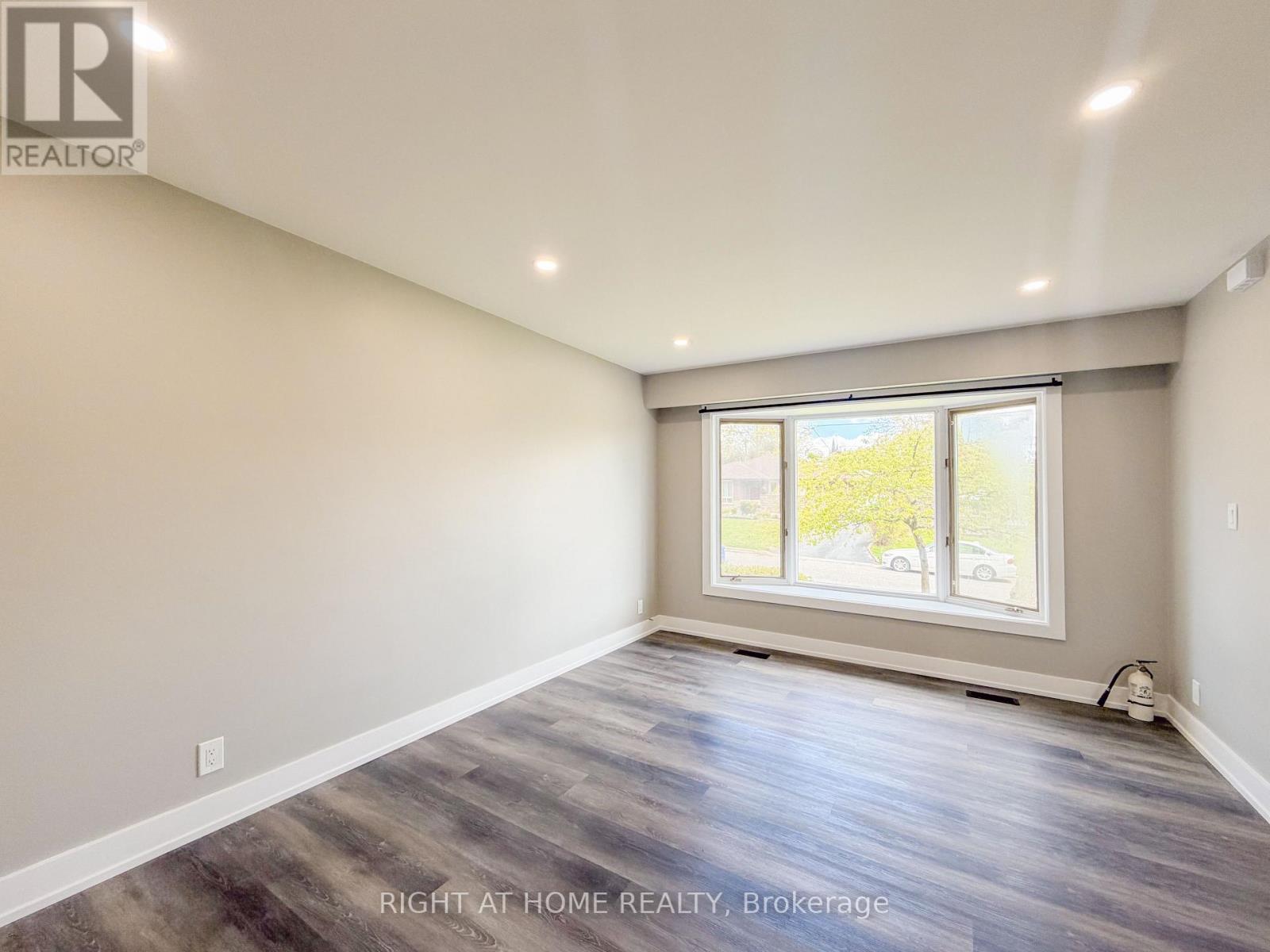 Upper - 298 Dover Street, Oshawa, Ontario  L1G 6G6 - Photo 8 - E13136436