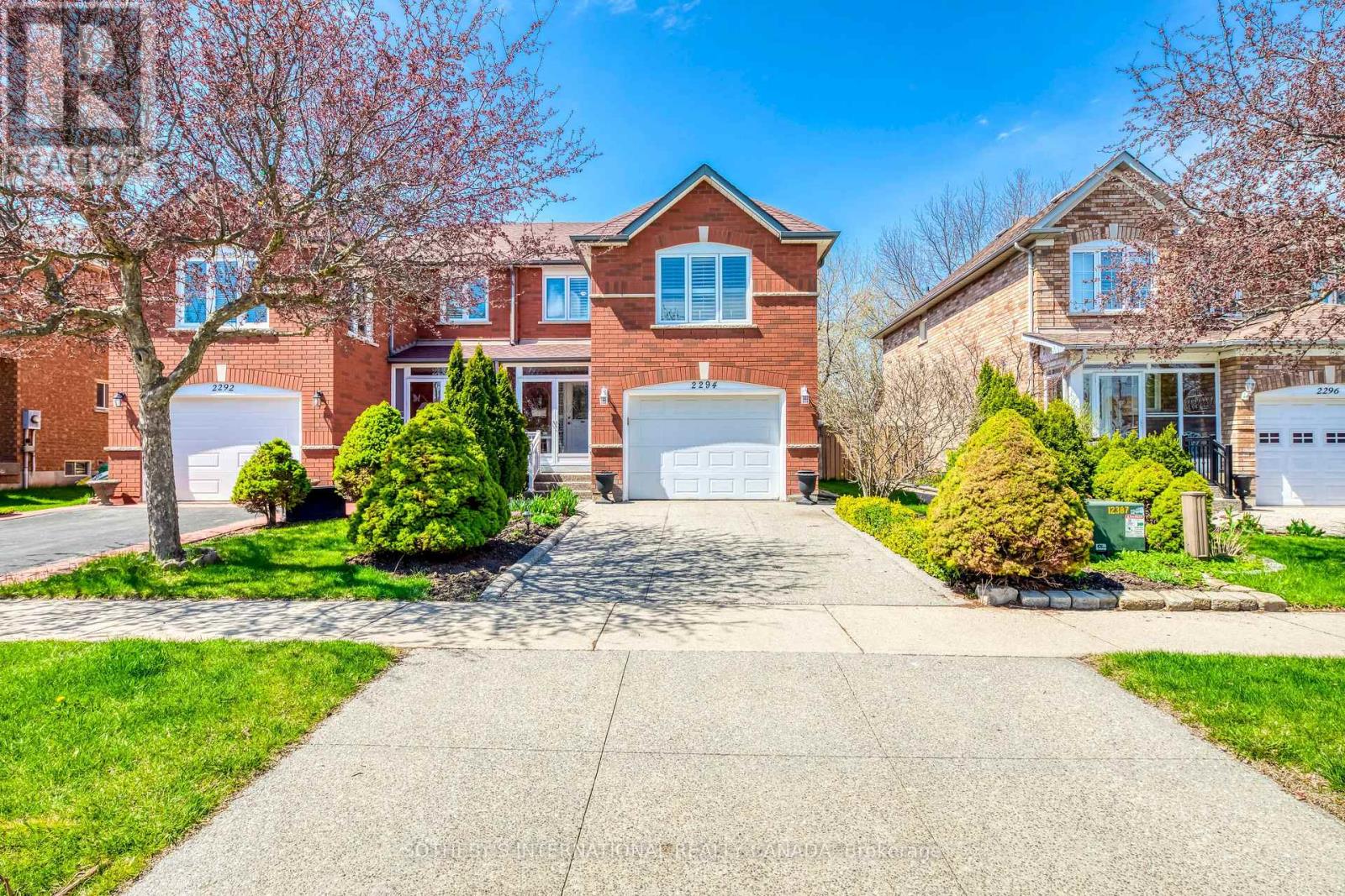 2294 Dale Ridge Drive, Oakville, Ontario  L6M 3L5 - Photo 2 - W13136354
