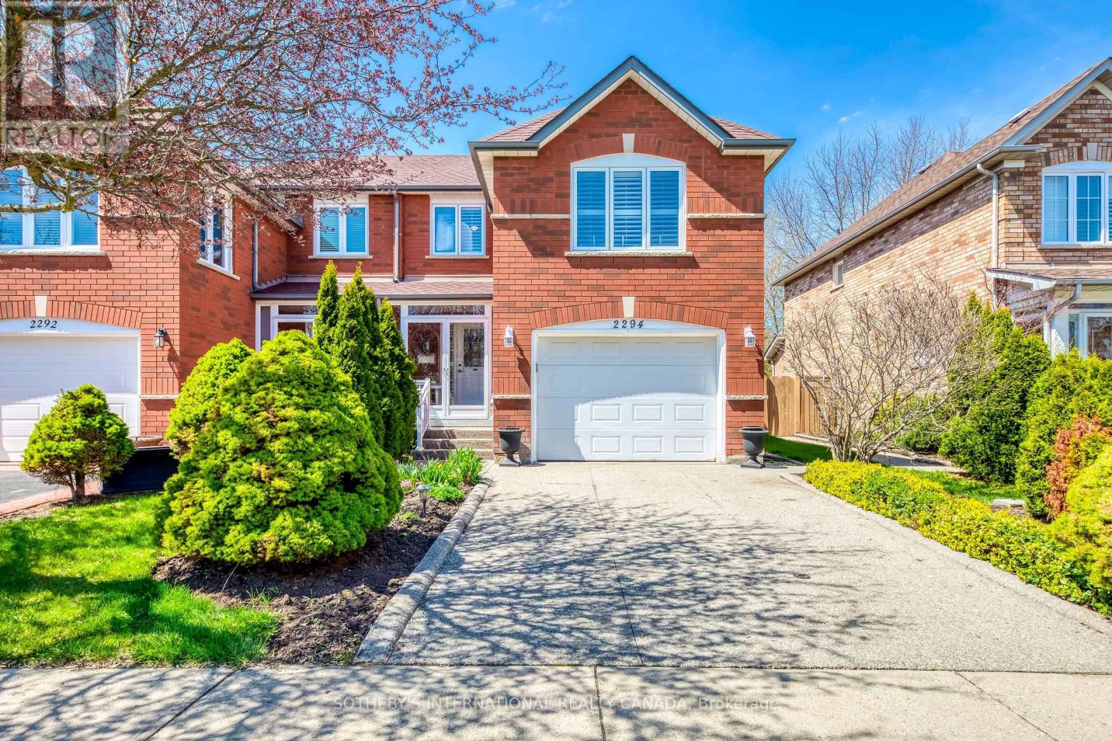 2294 Dale Ridge Drive, Oakville, Ontario  L6M 3L5 - Photo 3 - W13136354