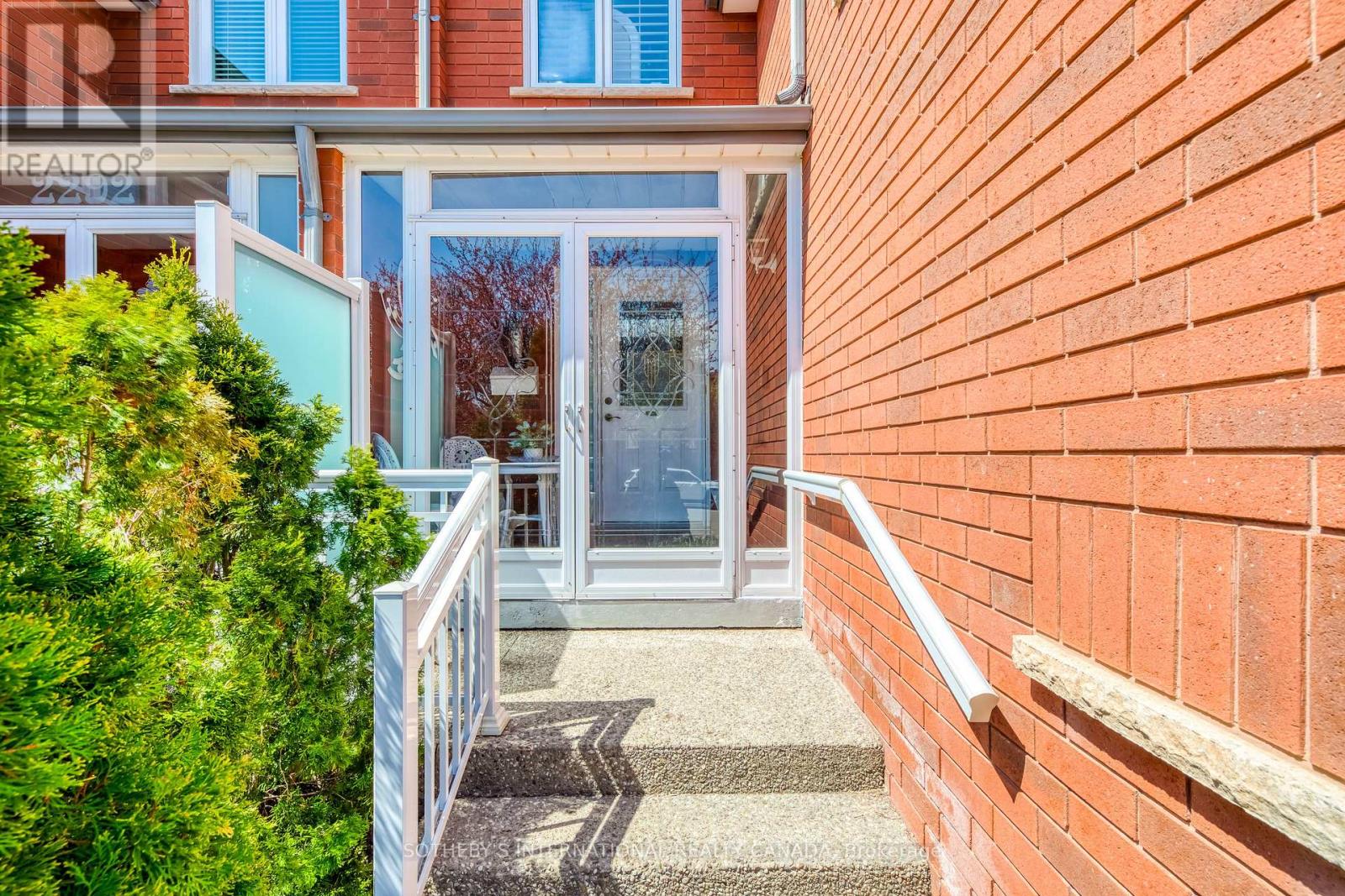 2294 Dale Ridge Drive, Oakville, Ontario  L6M 3L5 - Photo 4 - W13136354