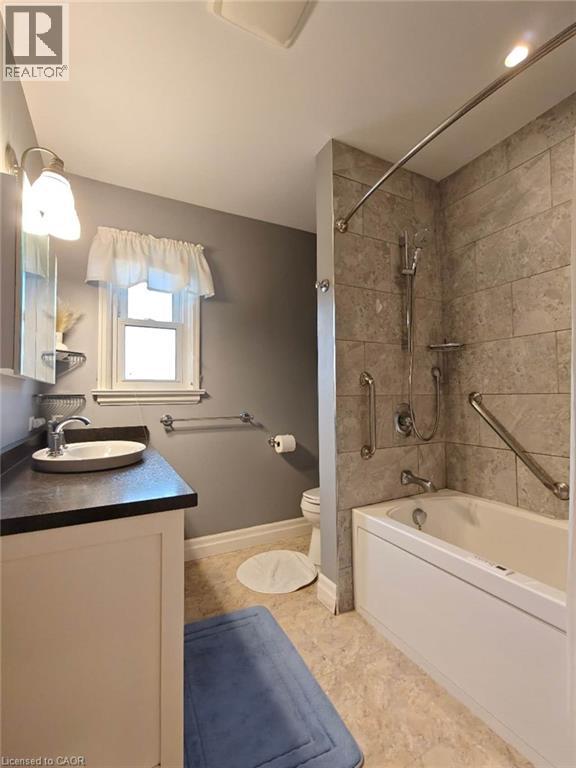 18 Dunbar Road S, Waterloo, Ontario  N2L 2E1 - Photo 16 - 40830762