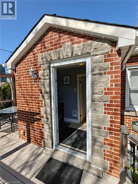 18 Dunbar Road S, Waterloo, Ontario  N2L 2E1 - Photo 3 - 40830762