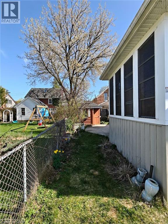 18 Dunbar Road S, Waterloo, Ontario  N2L 2E1 - Photo 5 - 40830762