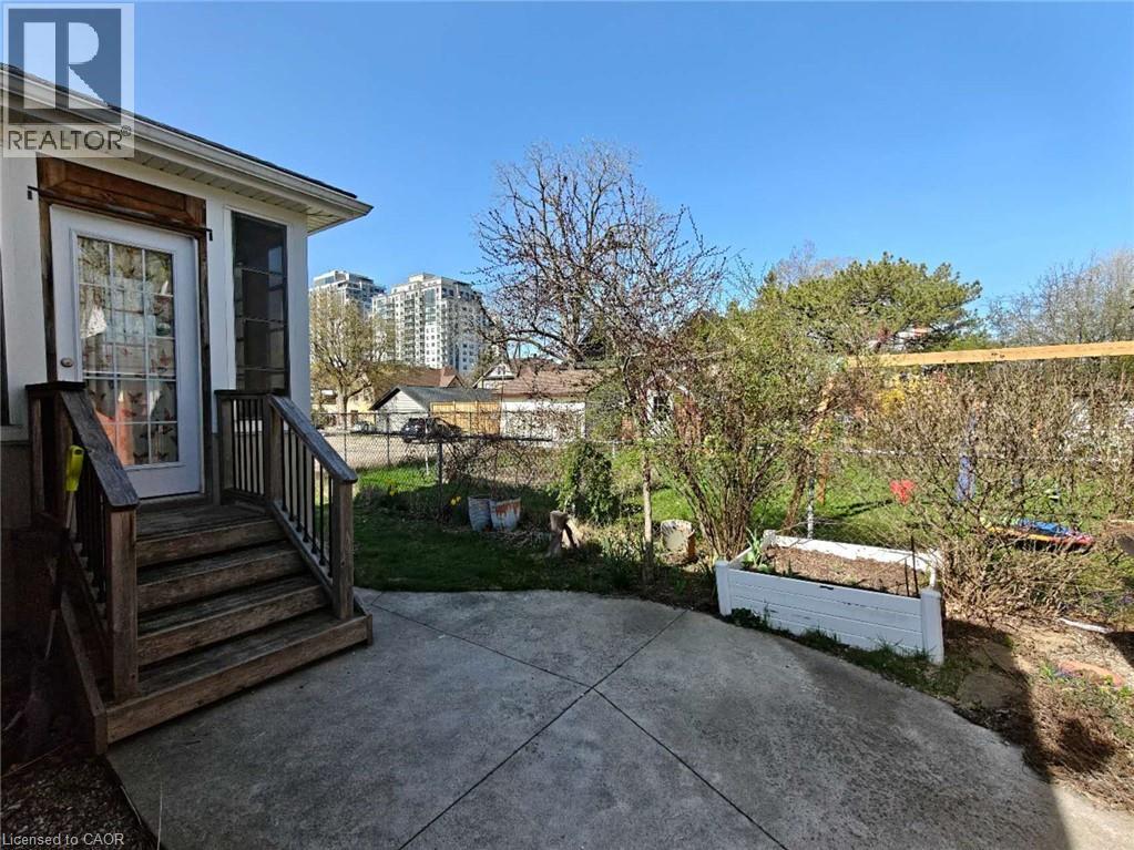 18 Dunbar Road S, Waterloo, Ontario  N2L 2E1 - Photo 7 - 40830762