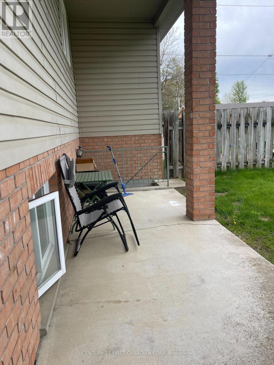 196 Adelaide Street, Strathroy-Caradoc, Ontario  N7G 2V5 - Photo 3 - X13136492