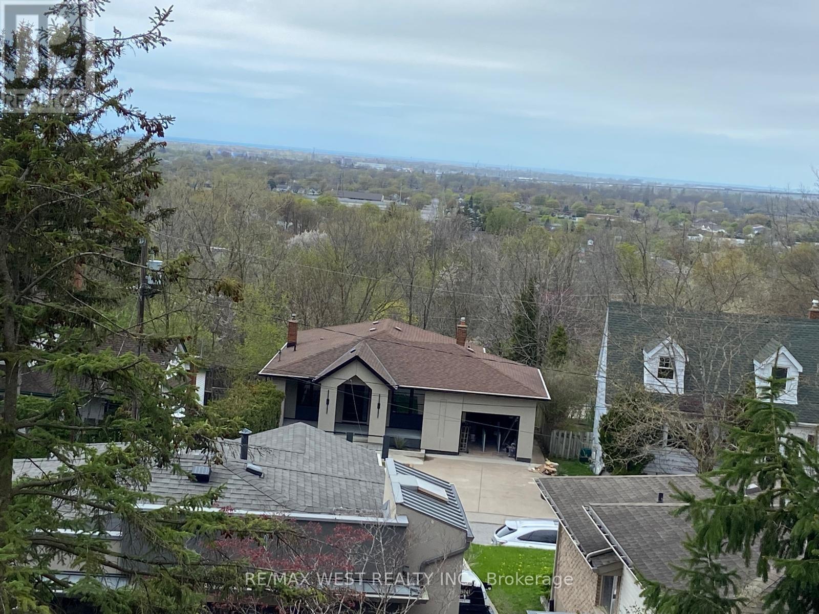 10 DUNDAS CRESCENT, St. Catharines, Ontario