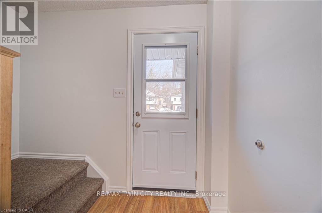 277 Pioneer Drive, Kitchener, Ontario N2P 1M9 - Photo 3 - X13136466
