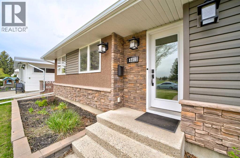 1216 Henderson Lake Boulevard S, Lethbridge, Alberta  T1K 3B7 - Photo 3 - A2309932