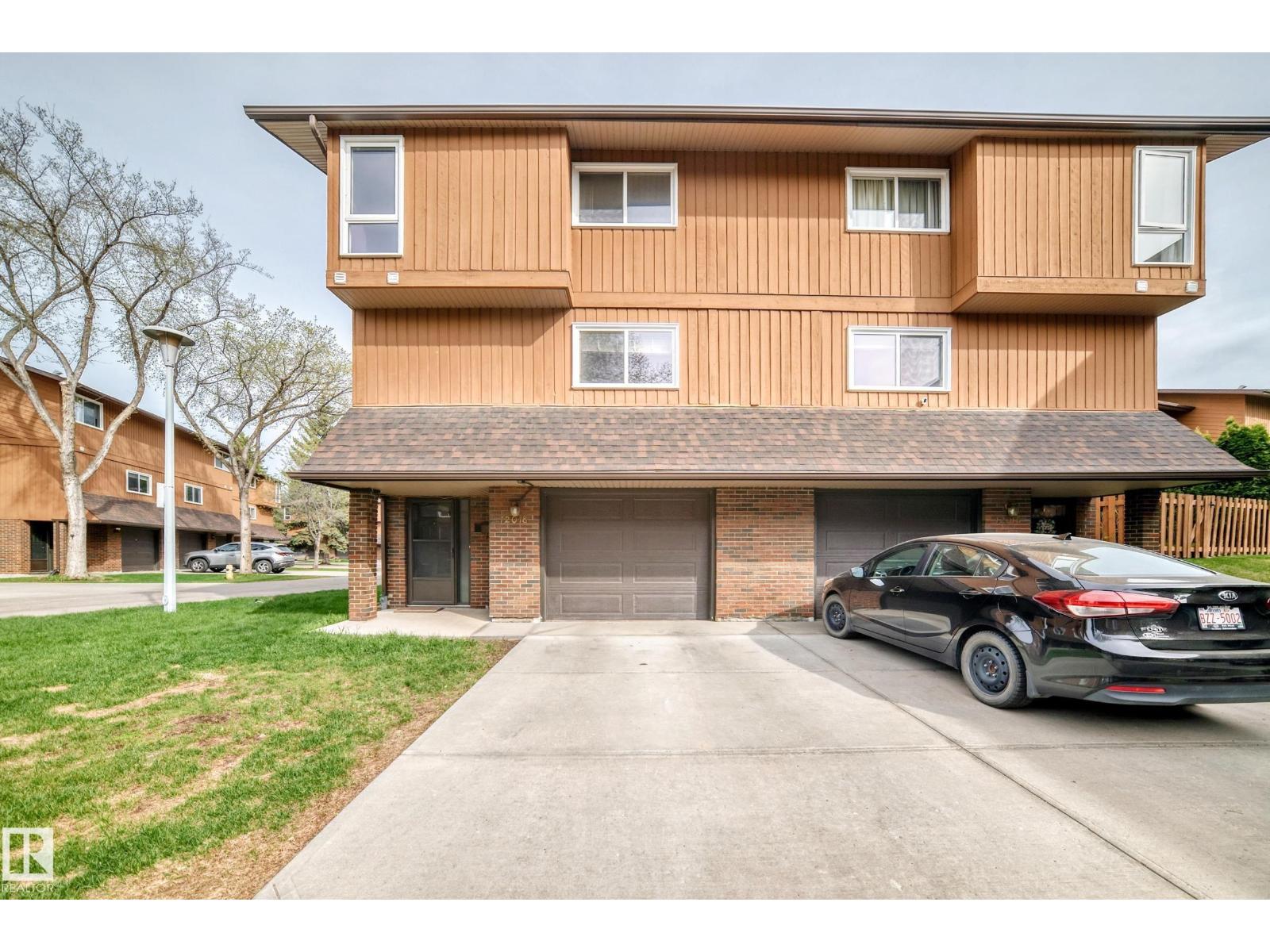 12018 157 AV NW, edmonton, Alberta