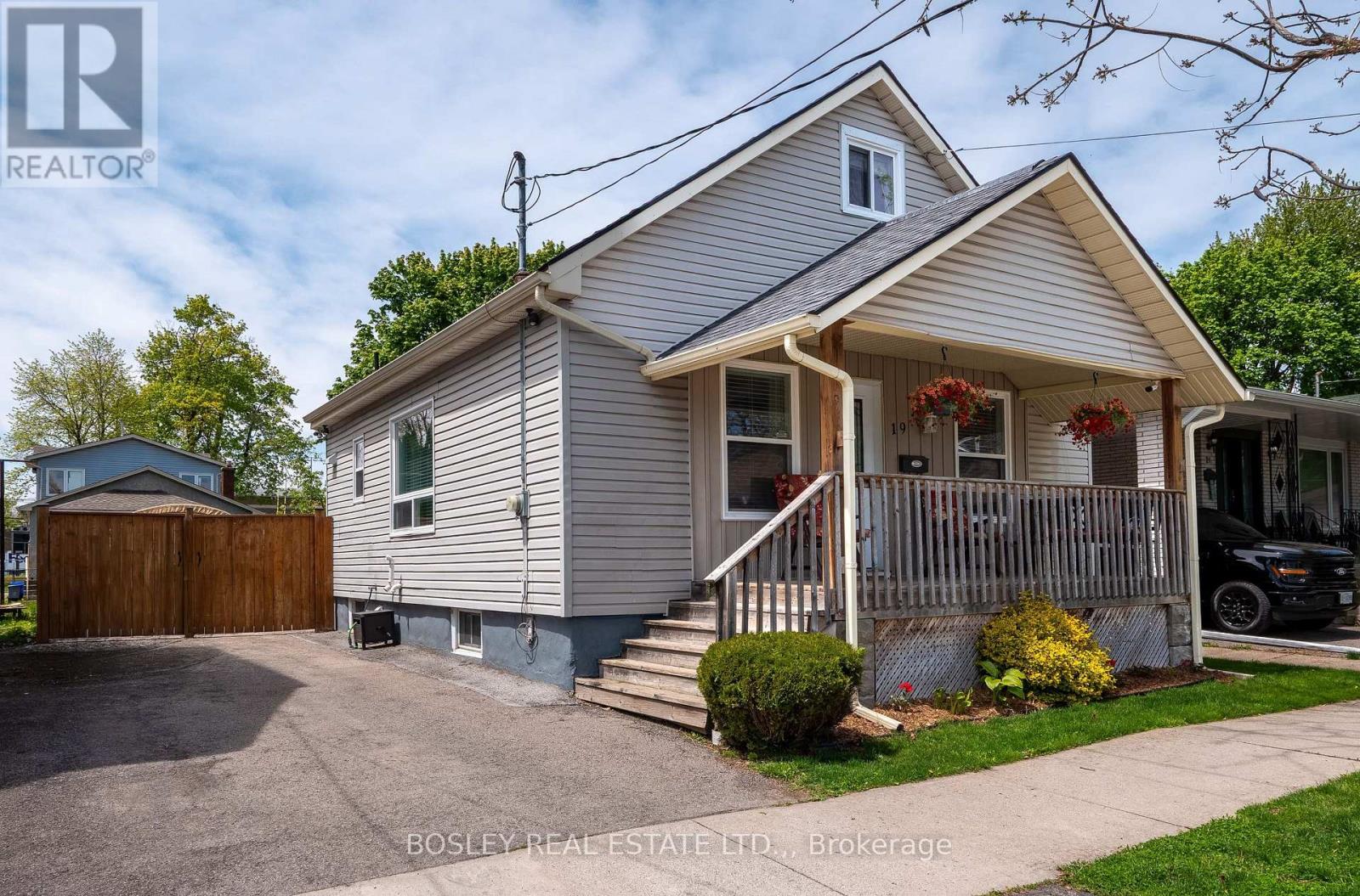 19 Water Street, St. Catharines, Ontario  L2R 4T6 - Photo 1 - X13132072