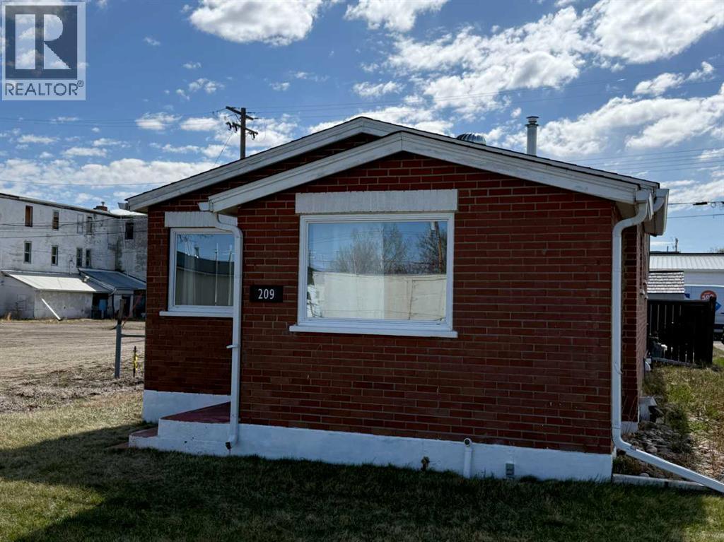 209 1 Street N, Vulcan, Alberta  T0L 2B0 - Photo 2 - A2305991
