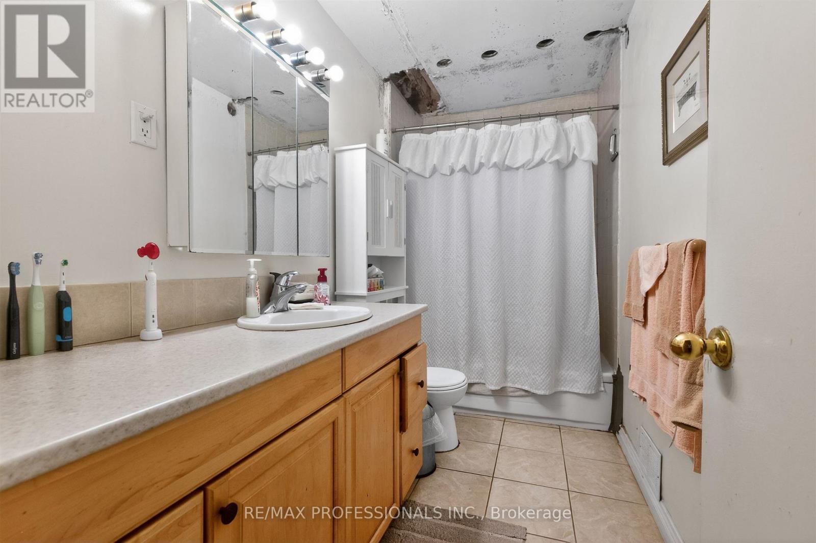 132-134 Trowell Avenue, Toronto, Ontario  M6M 1L7 - Photo 10 - W13136470