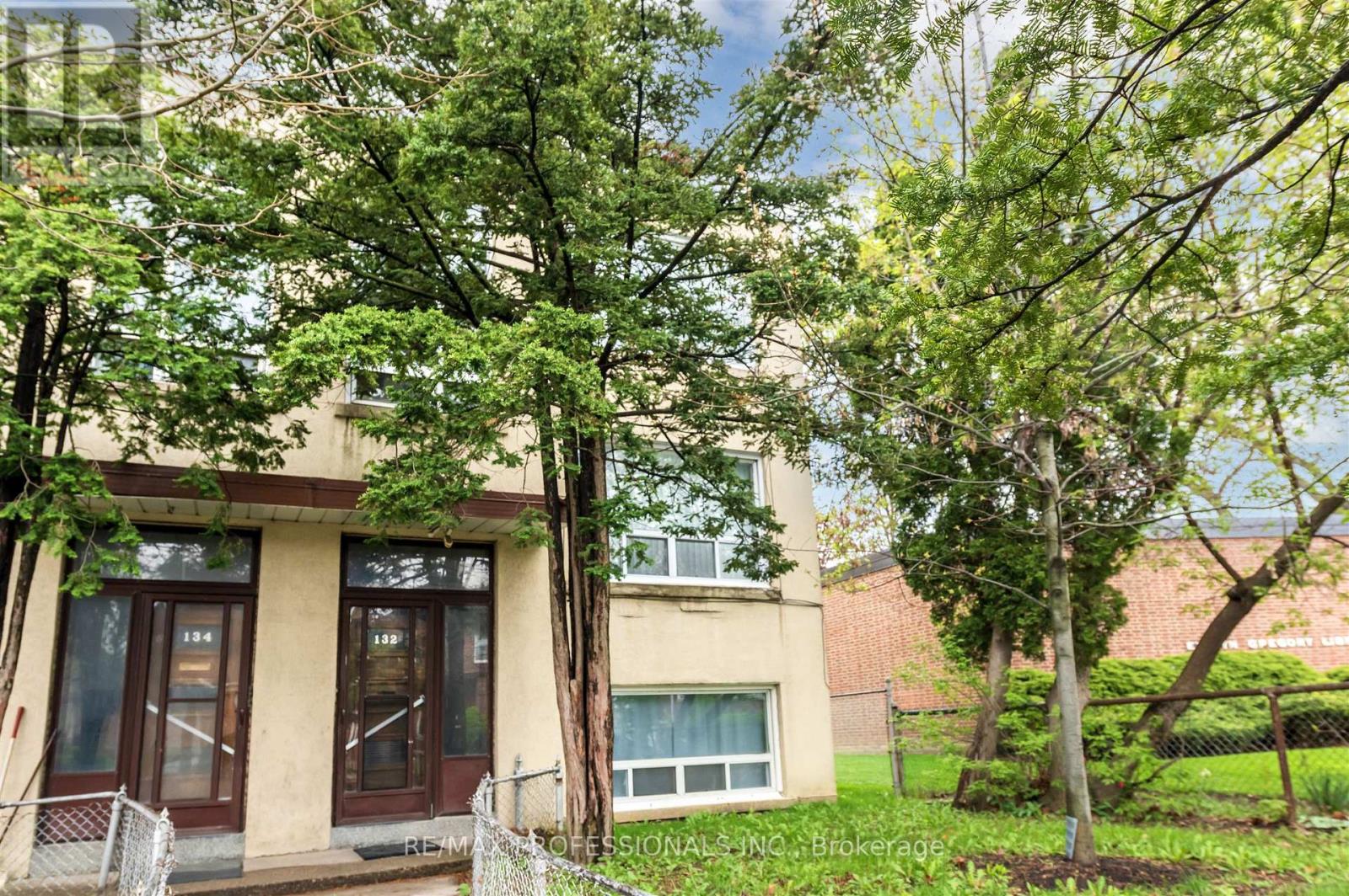 132-134 Trowell Avenue, Toronto, Ontario  M6M 1L7 - Photo 11 - W13136470