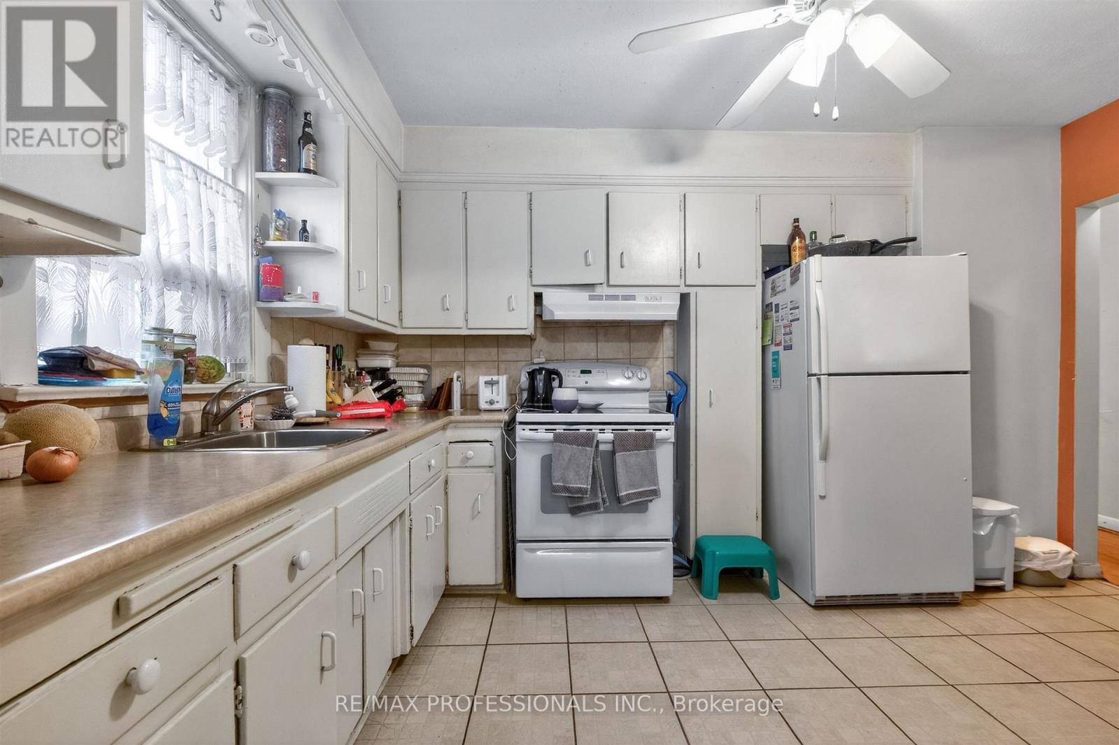 132-134 Trowell Avenue, Toronto, Ontario  M6M 1L7 - Photo 6 - W13136470