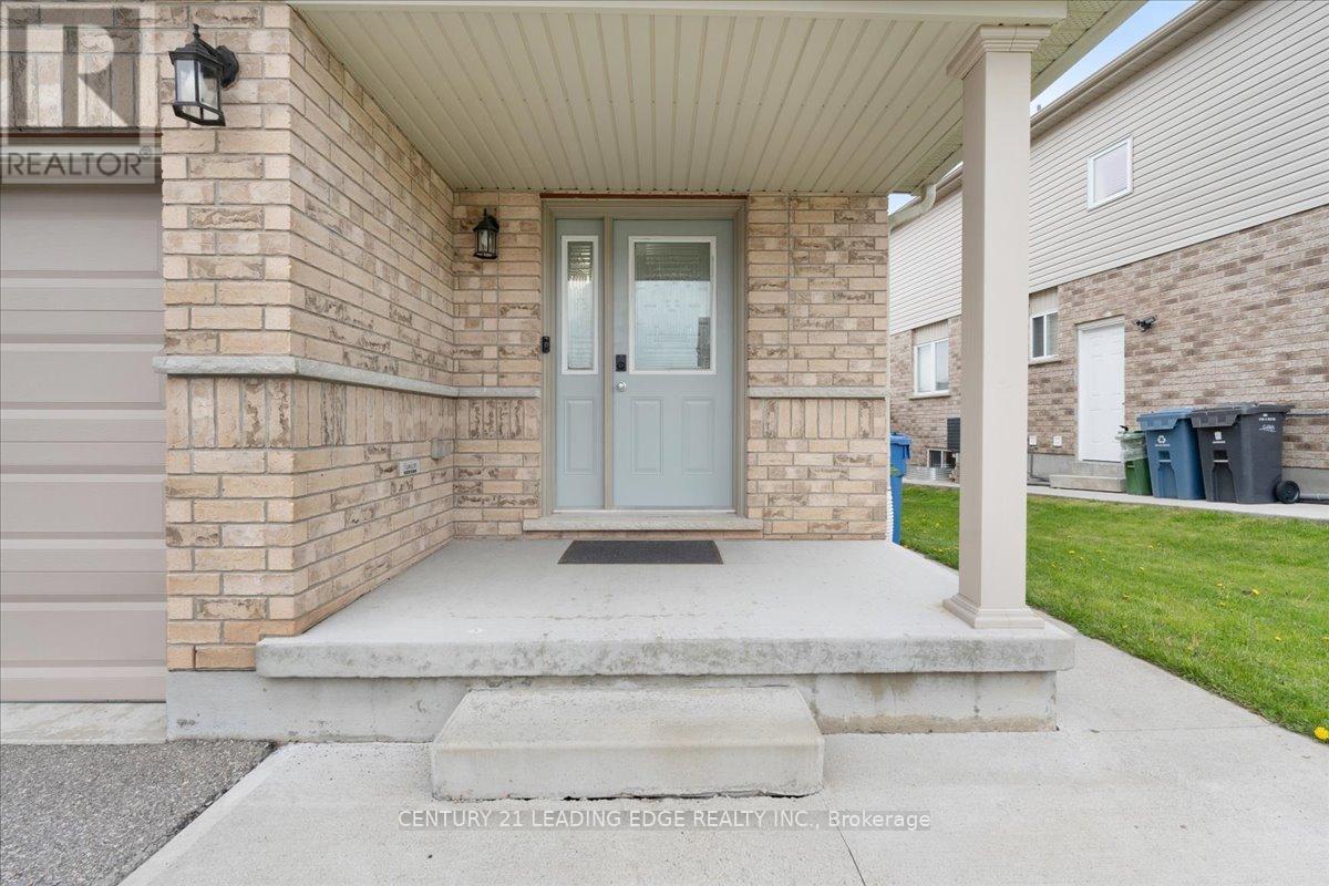 28 Drone Crescent, Guelph, Ontario  N1K 0C1 - Photo 2 - X13135506