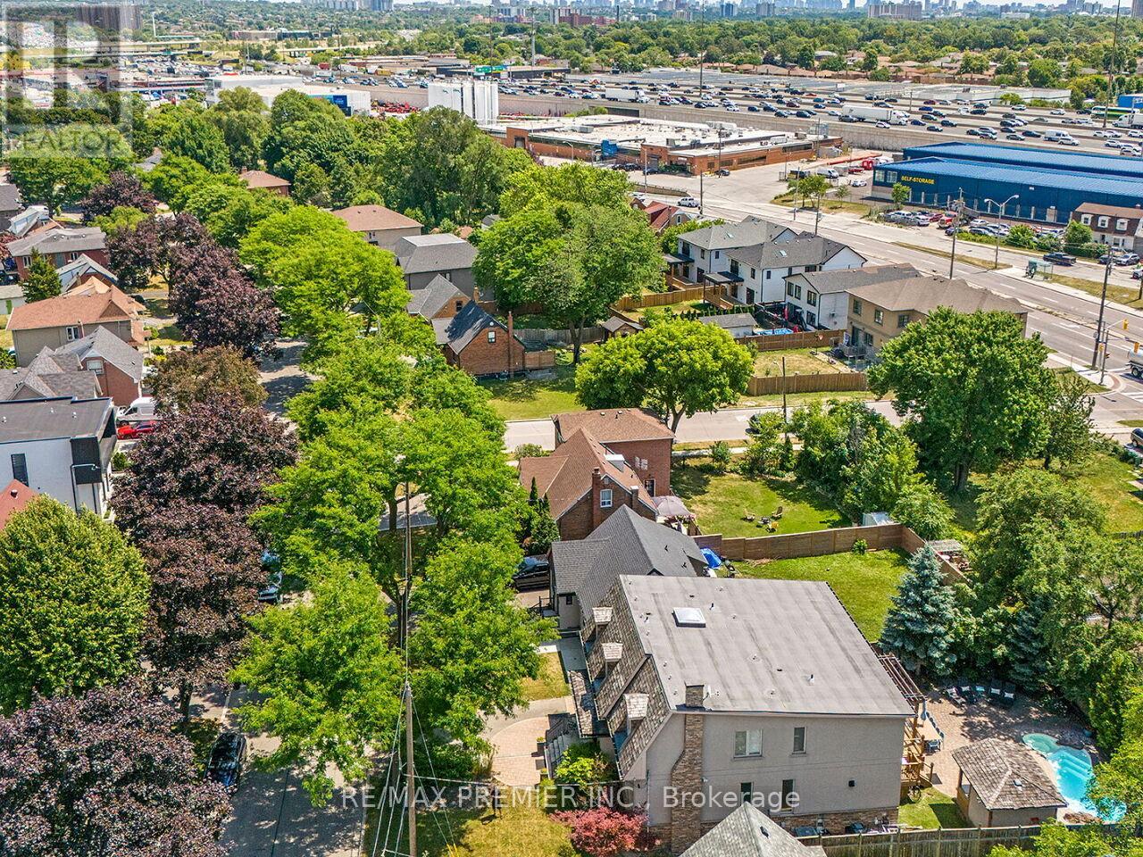 35 Yorkdale Crescent, Toronto, Ontario  M9M 1C2 - Photo 44 - W12796698