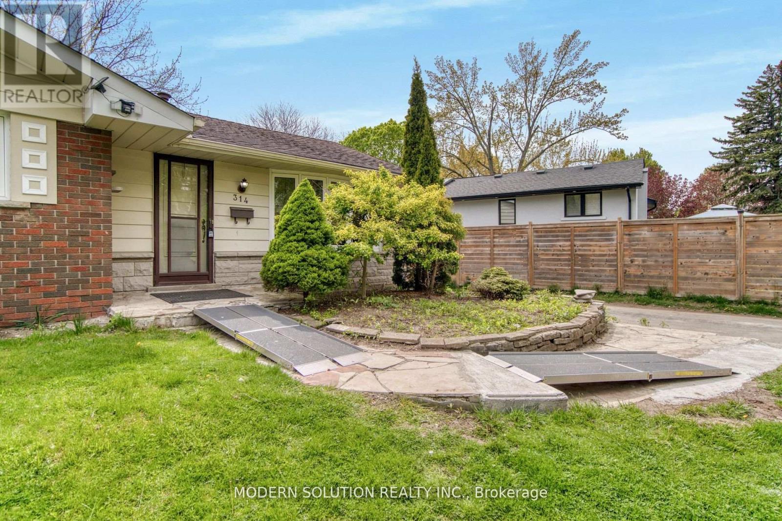 314 Strathcona Drive, Burlington, Ontario  L7L 2E1 - Photo 2 - W13136664