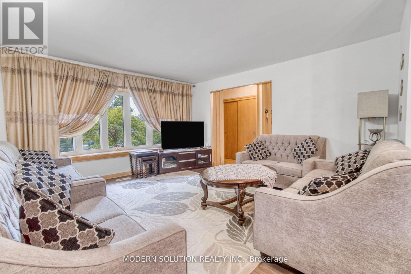 314 Strathcona Drive, Burlington, Ontario  L7L 2E1 - Photo 3 - W13136664