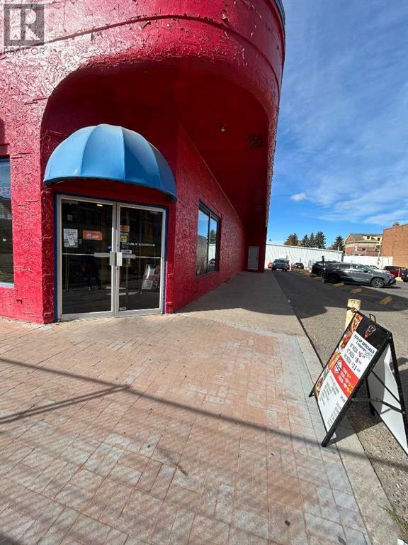 570 3 Street SE, Medicine Hat, Alberta  T1A 0H3 - Photo 3 - A2256164
