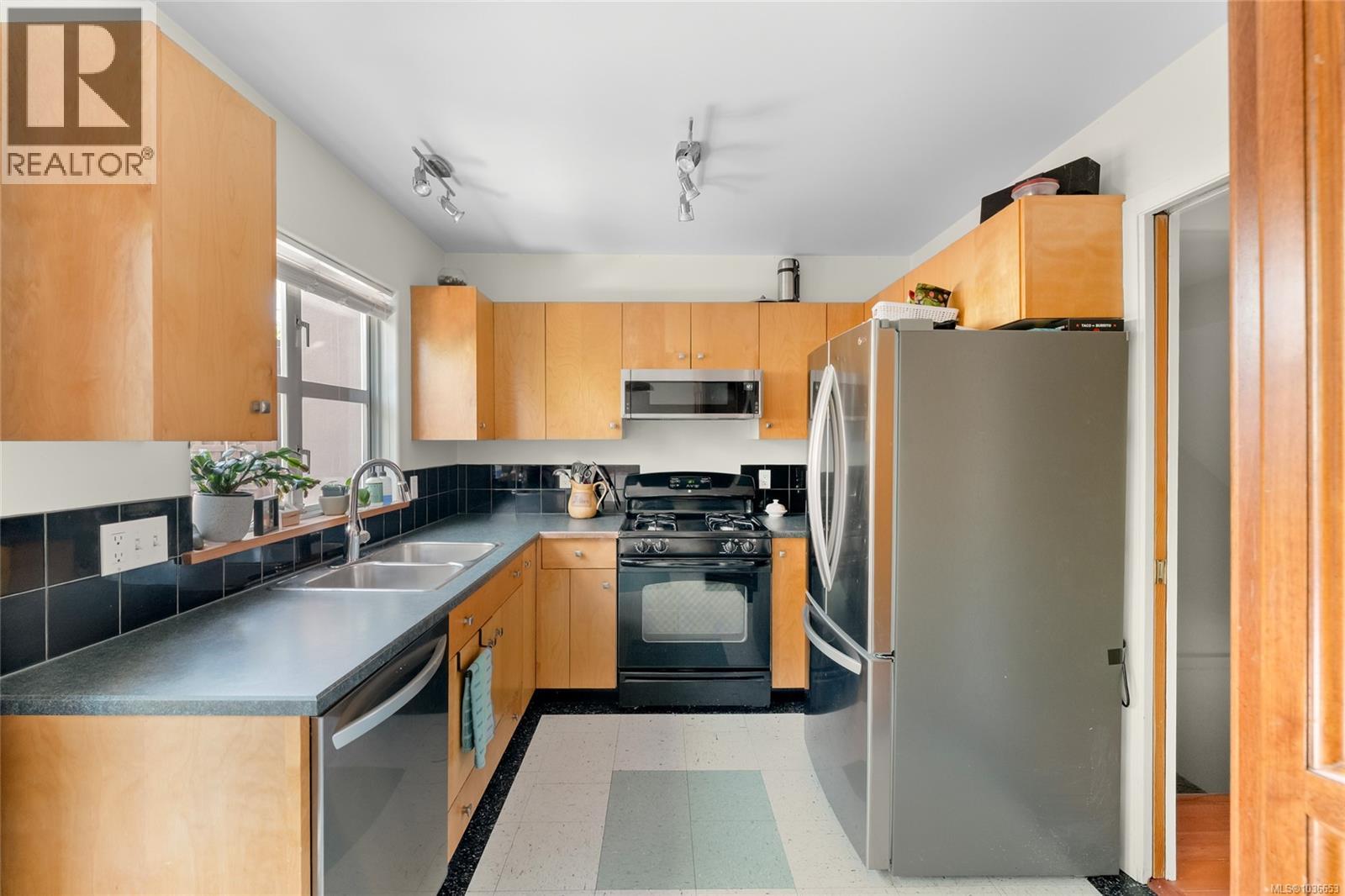 3154 Washington Ave, Victoria, British Columbia  V9A 1P6 - Photo 8 - 1036653