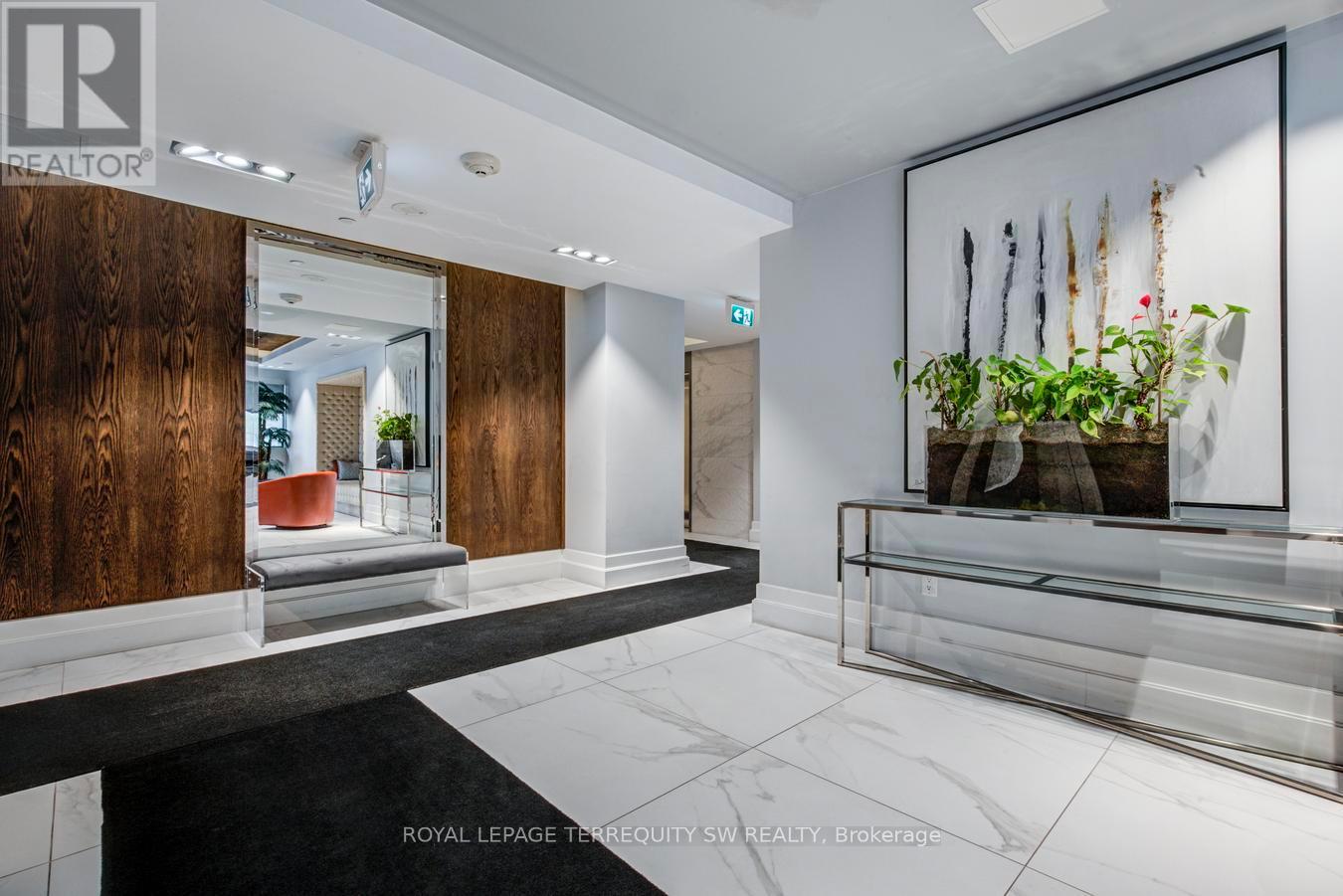 605 - 3 Southvale Drive, Toronto, Ontario  M4G 1G1 - Photo 4 - C13119578