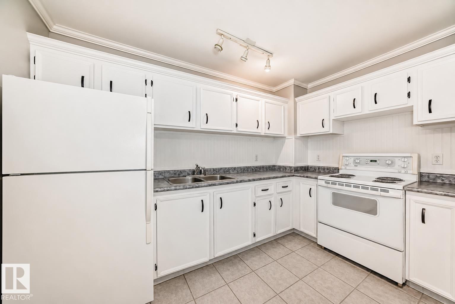 #11 2024 57 St Nw, Edmonton, Alberta  T6L 2Z3 - Photo 2 - E4488162