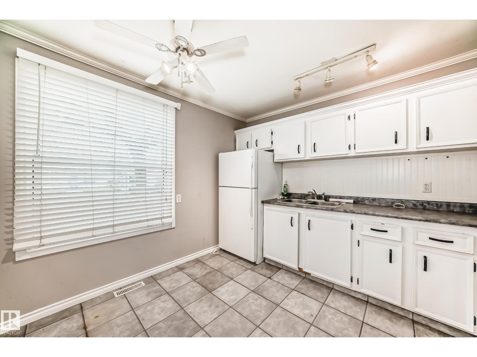 #11 2024 57 St Nw, Edmonton, Alberta  T6L 2Z3 - Photo 3 - E4488162