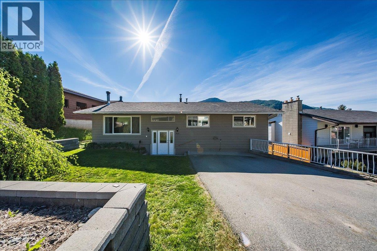 909 7TH Street, Montrose, British Columbia