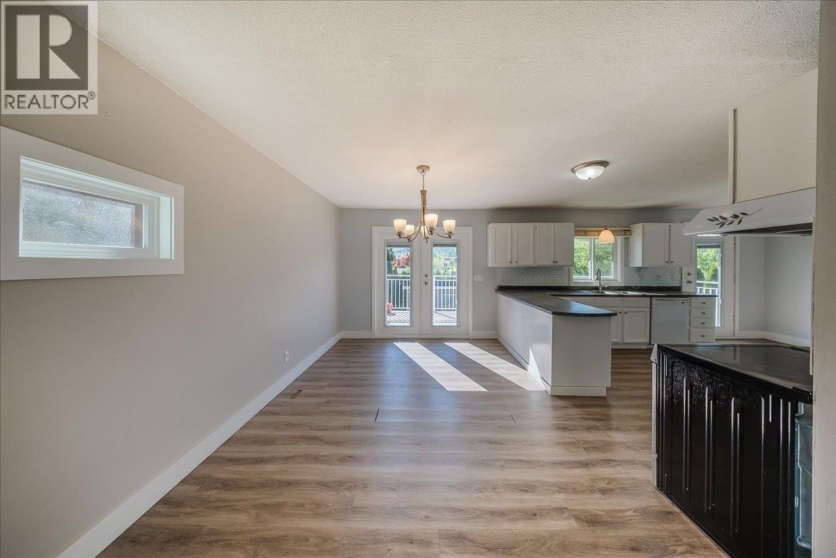 909 7th Street, Montrose, British Columbia  V0G 1P0 - Photo 10 - 10387602