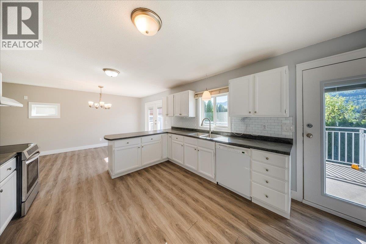 909 7th Street, Montrose, British Columbia  V0G 1P0 - Photo 2 - 10387602
