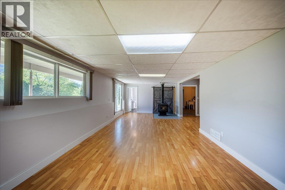 909 7th Street, Montrose, British Columbia  V0G 1P0 - Photo 32 - 10387602