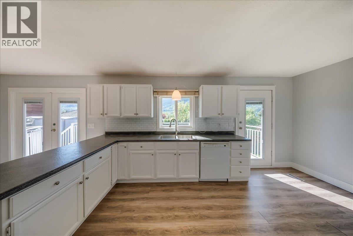 909 7th Street, Montrose, British Columbia  V0G 1P0 - Photo 4 - 10387602
