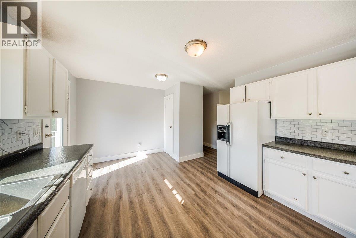 909 7th Street, Montrose, British Columbia  V0G 1P0 - Photo 5 - 10387602