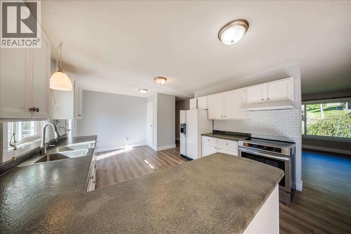 909 7th Street, Montrose, British Columbia  V0G 1P0 - Photo 7 - 10387602