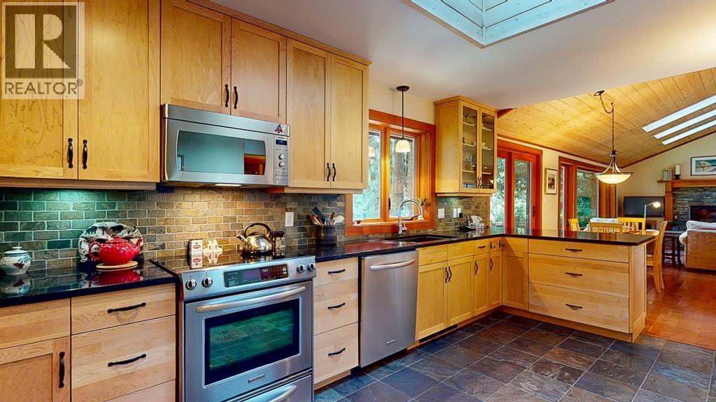 8115 Redrooffs Road, Halfmoon Bay, British Columbia  V7Z 1C7 - Photo 17 - R3124391
