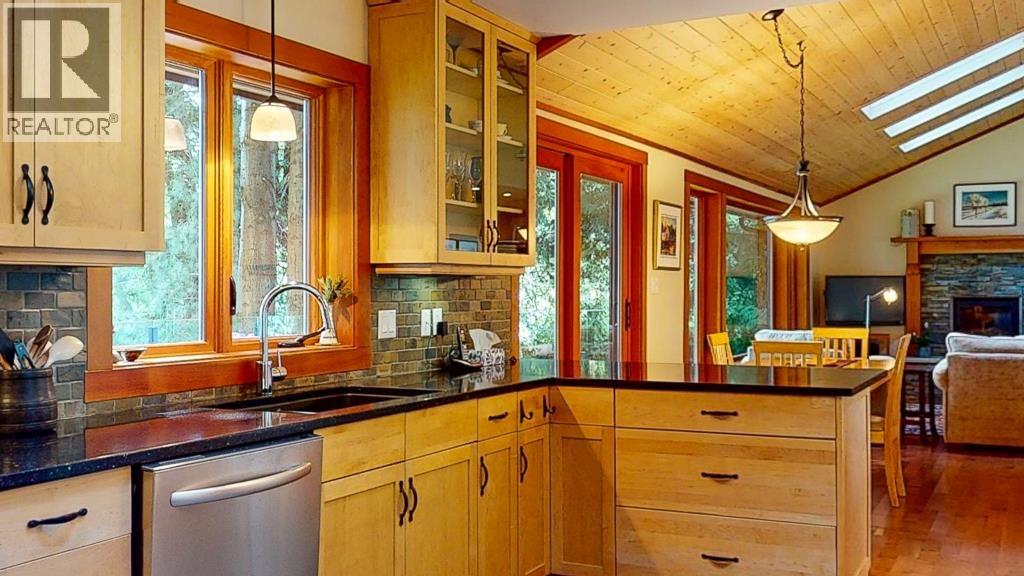 8115 Redrooffs Road, Halfmoon Bay, British Columbia  V7Z 1C7 - Photo 19 - R3124391
