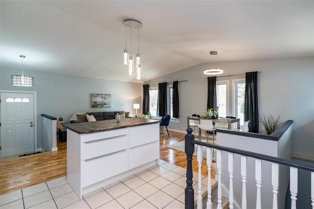 305 John Forsyth Road, Winnipeg, Manitoba  R2N 2N8 - Photo 8 - 202610714