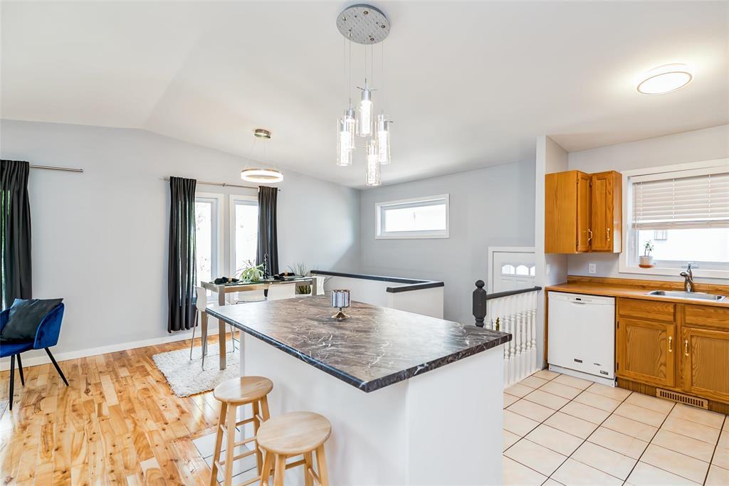 305 John Forsyth Road, Winnipeg, Manitoba  R2N 2N8 - Photo 9 - 202610714