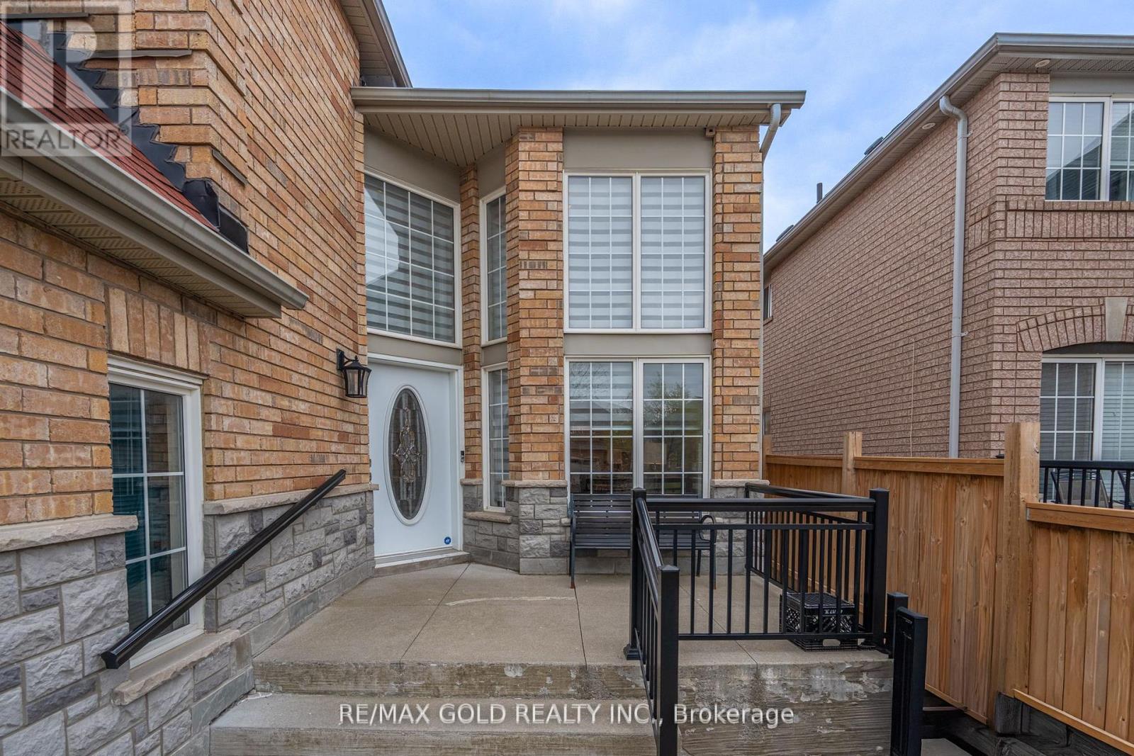 104 Sunny Meadow Boulevard, Brampton, Ontario  L6R 2C5 - Photo 2 - W13137236