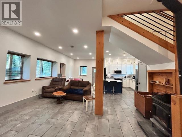 520 Oak Street, Vanderhoof, British Columbia  V0J 3A1 - Photo 3 - R3124130