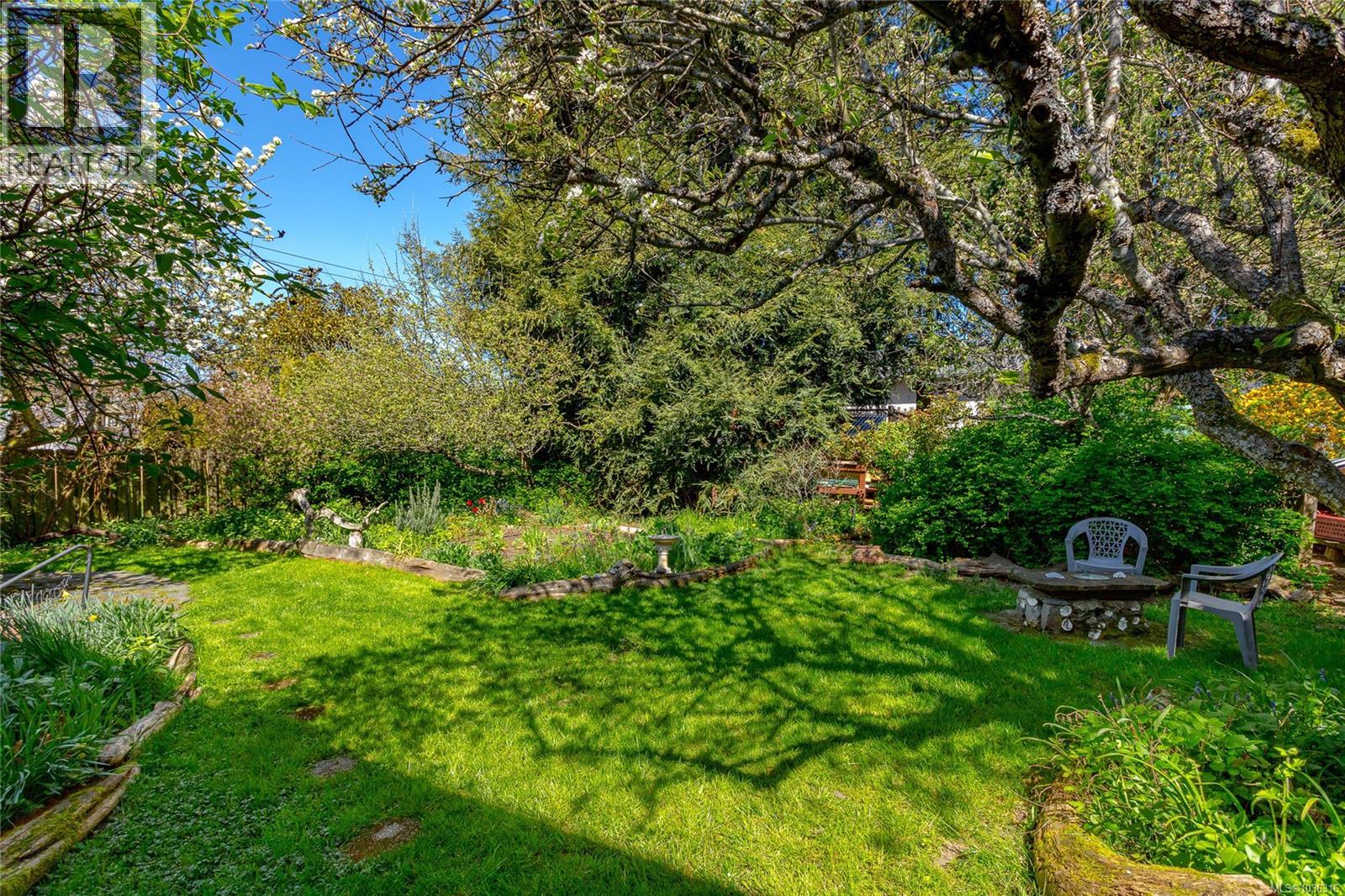 1742 Christmas Ave, Saanich, British Columbia  V8P 2X8 - Photo 32 - 1036316