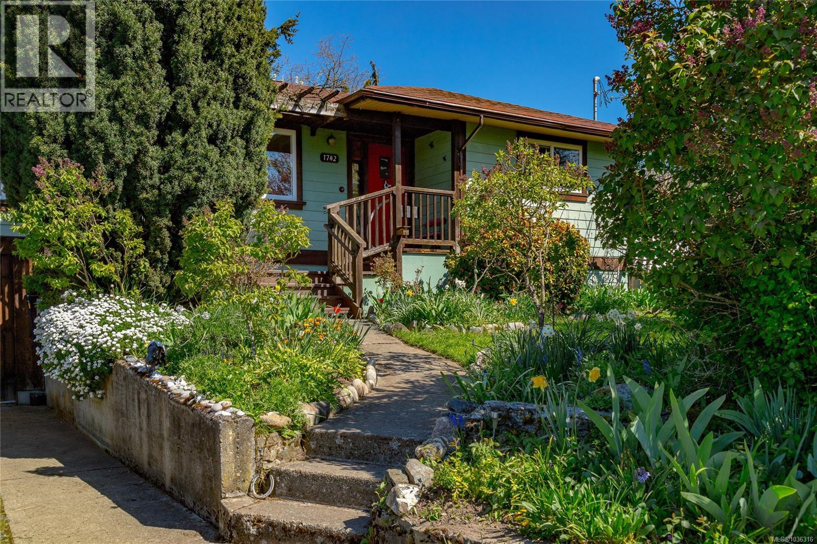 1742 Christmas Ave, Saanich, British Columbia  V8P 2X8 - Photo 4 - 1036316