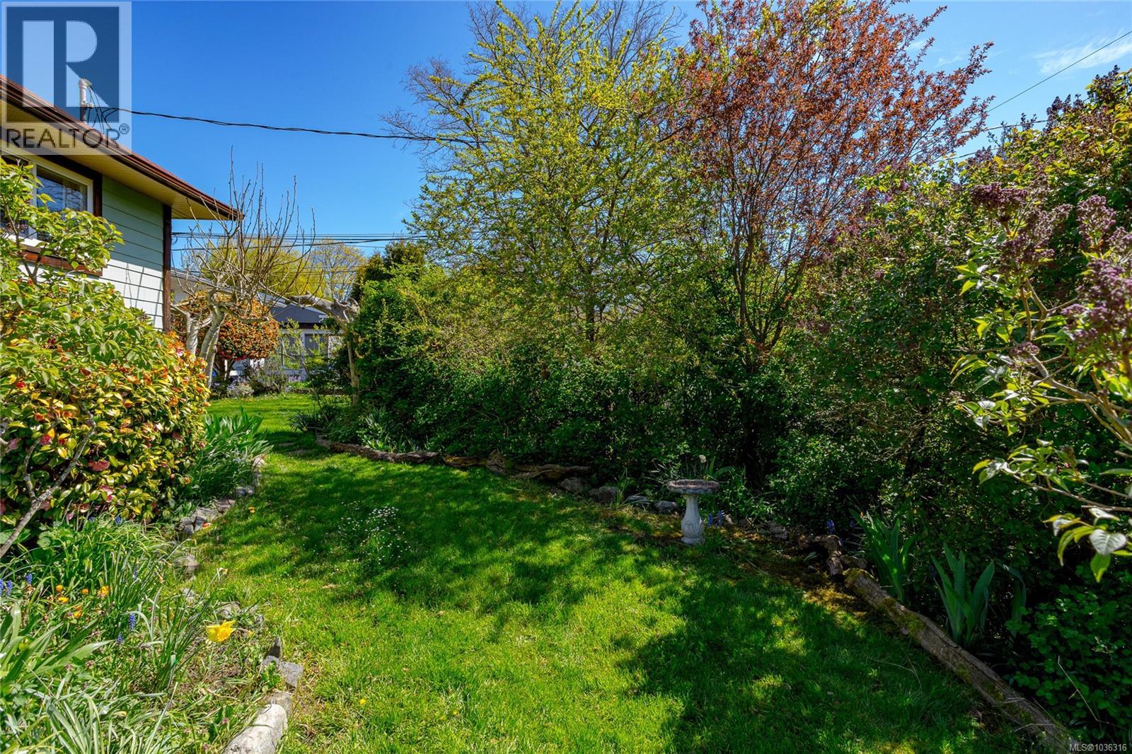 1742 Christmas Ave, Saanich, British Columbia  V8P 2X8 - Photo 20 - 1036316