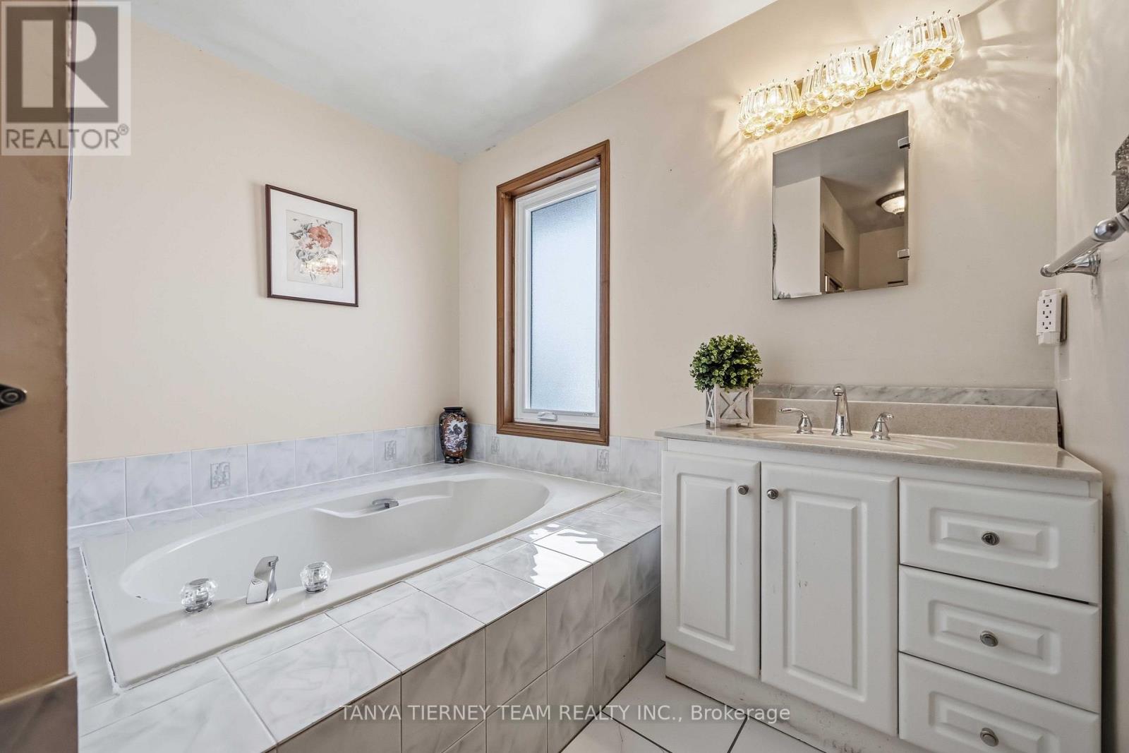 575 Park Crescent, Pickering, Ontario  L1W 2E1 - Photo 31 - E13137384