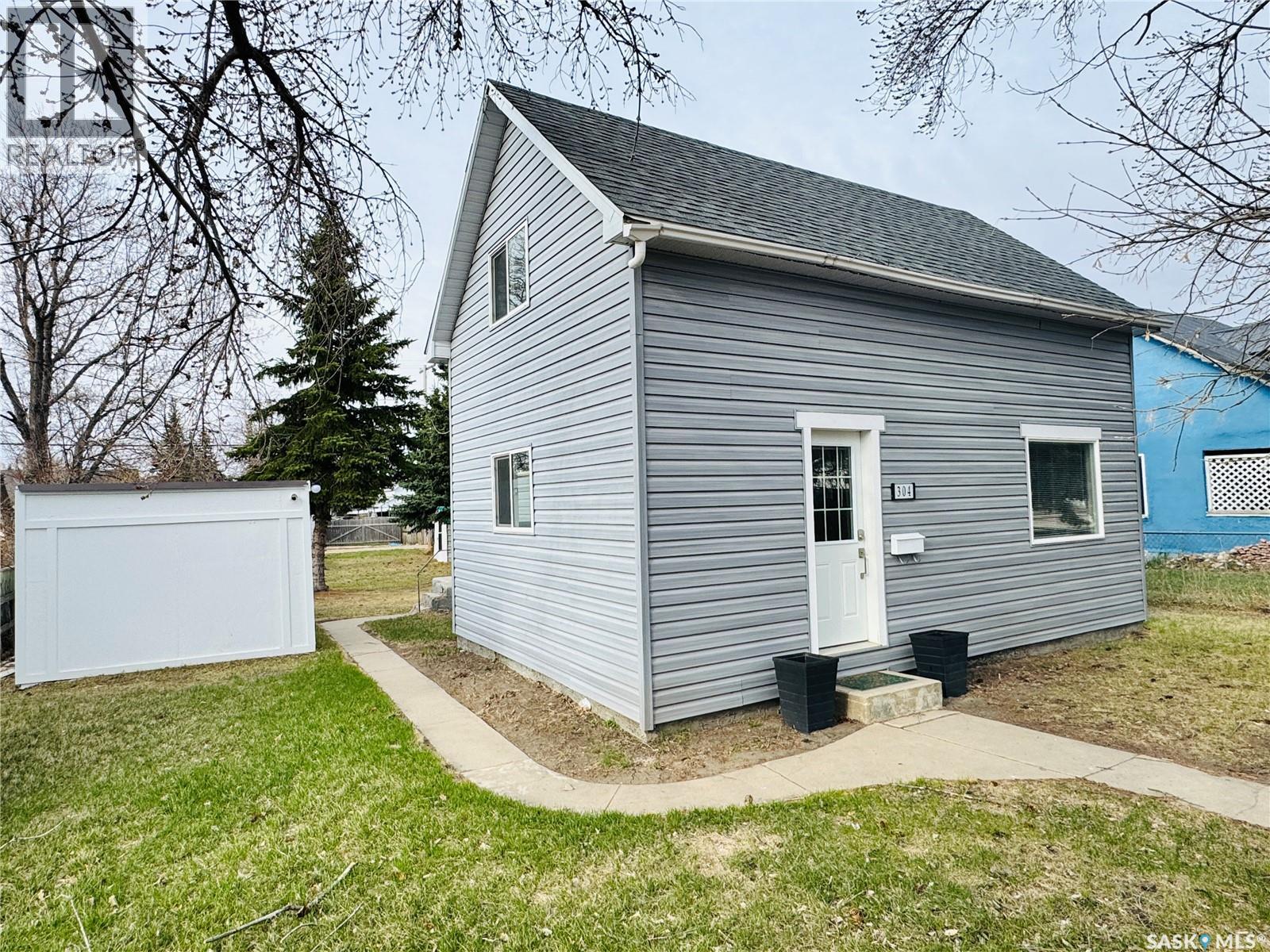 304 5th Avenue E, Biggar, Saskatchewan  S0K 0M0 - Photo 2 - SK025374