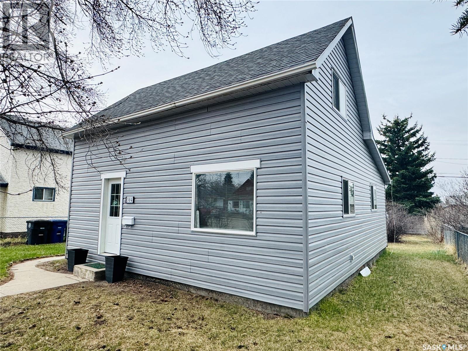 304 5th Avenue E, Biggar, Saskatchewan  S0K 0M0 - Photo 3 - SK025374