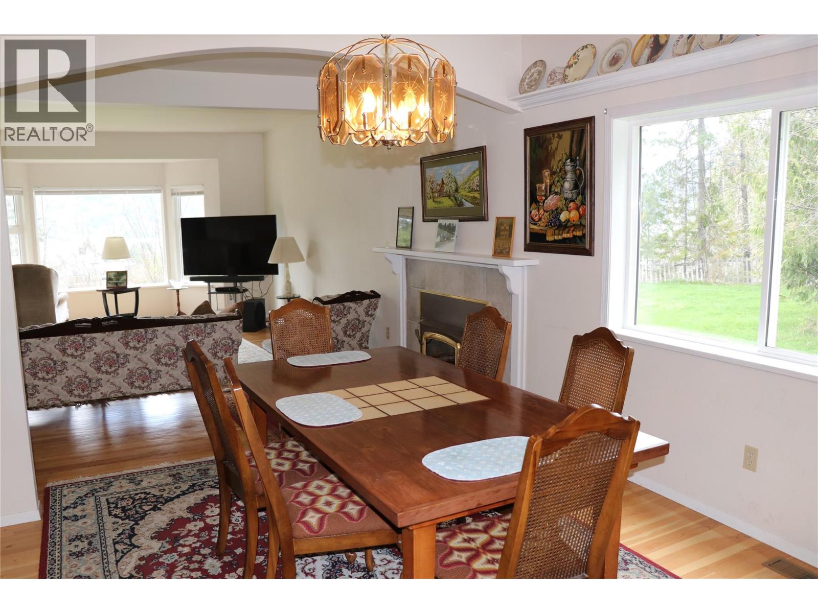561 Willow Street, Fauquier, British Columbia  V0G 1J0 - Photo 7 - 10387442